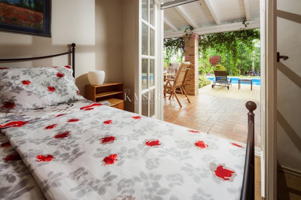Istria - Parenzo, un'imponente villa in una posizione idilliaca
