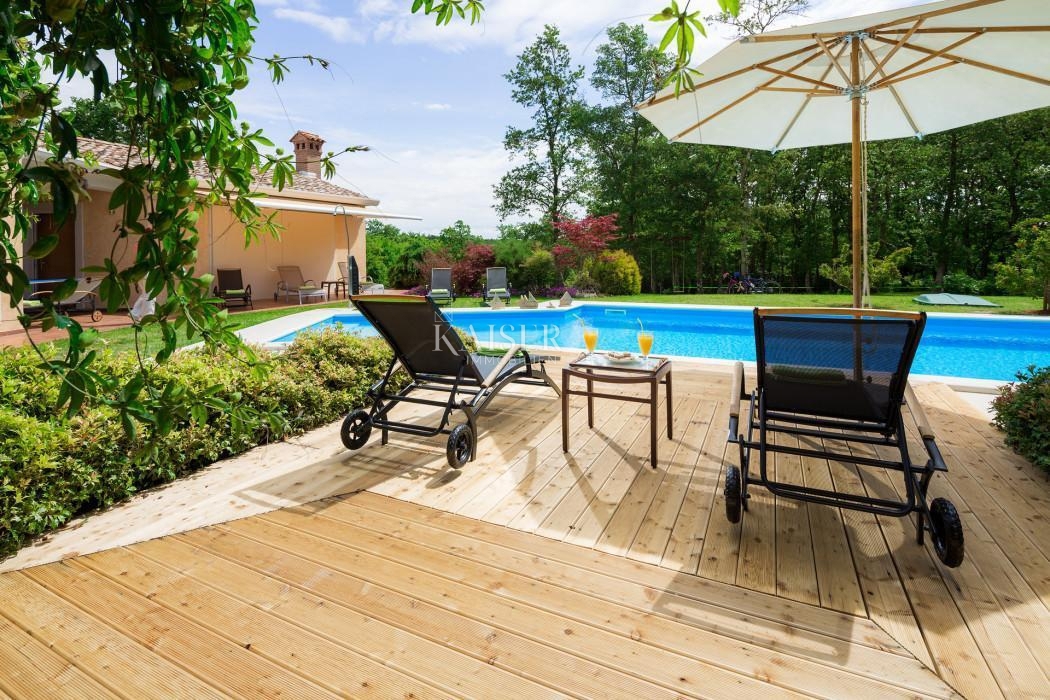 Istria - Parenzo, un'imponente villa in una posizione idilliaca