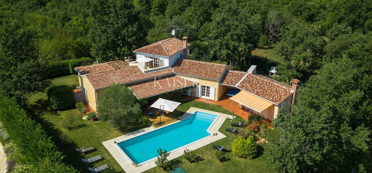 Istria - Parenzo, un'imponente villa in una posizione idilliaca