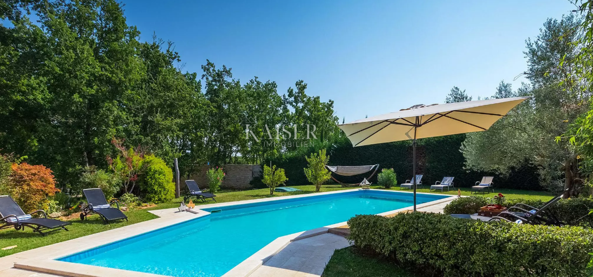 Istria - Parenzo, un'imponente villa in una posizione idilliaca