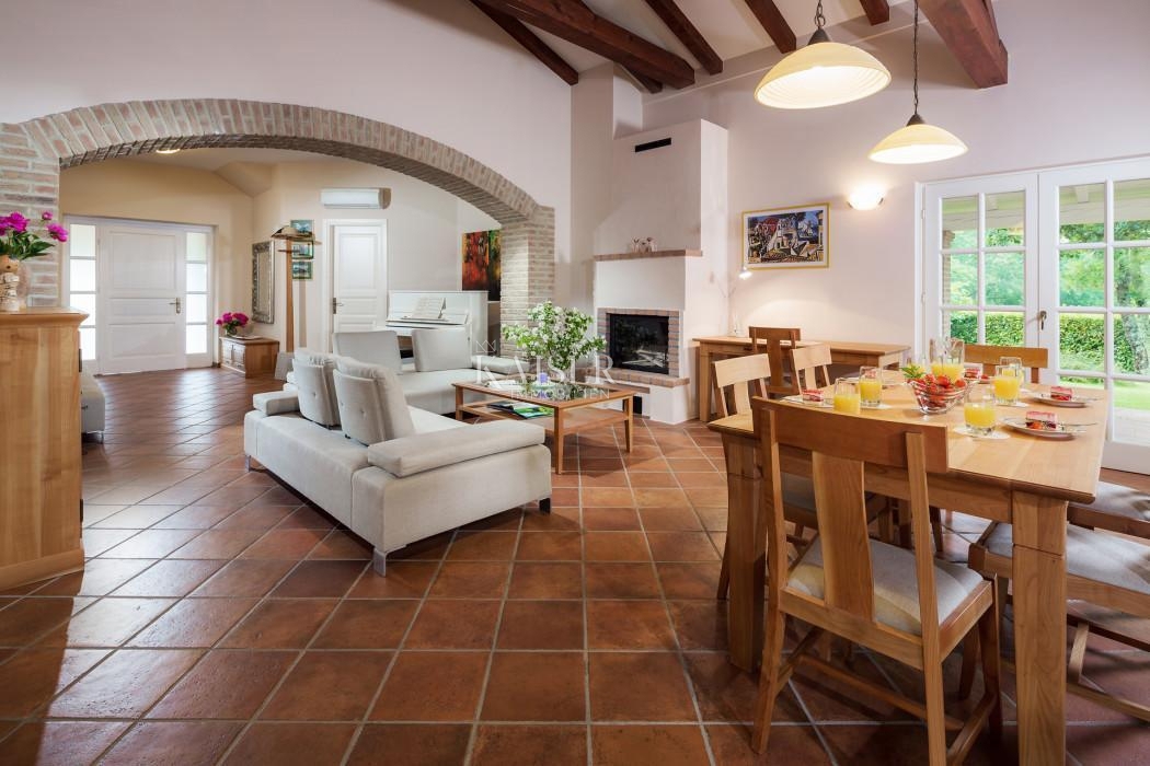 Istria - Parenzo, un'imponente villa in una posizione idilliaca