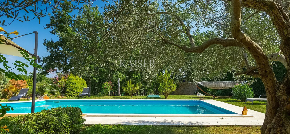 Istria - Parenzo, un'imponente villa in una posizione idilliaca