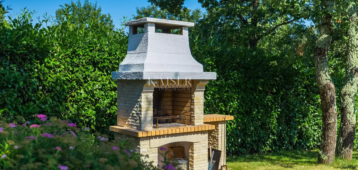 Istria - Parenzo, un'imponente villa in una posizione idilliaca