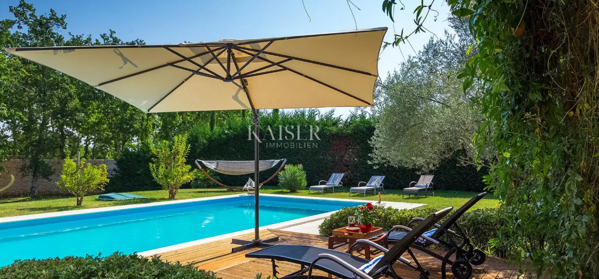 Istria - Parenzo, un'imponente villa in una posizione idilliaca