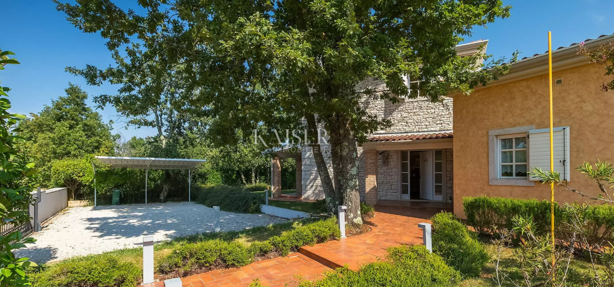 Istria - Parenzo, un'imponente villa in una posizione idilliaca
