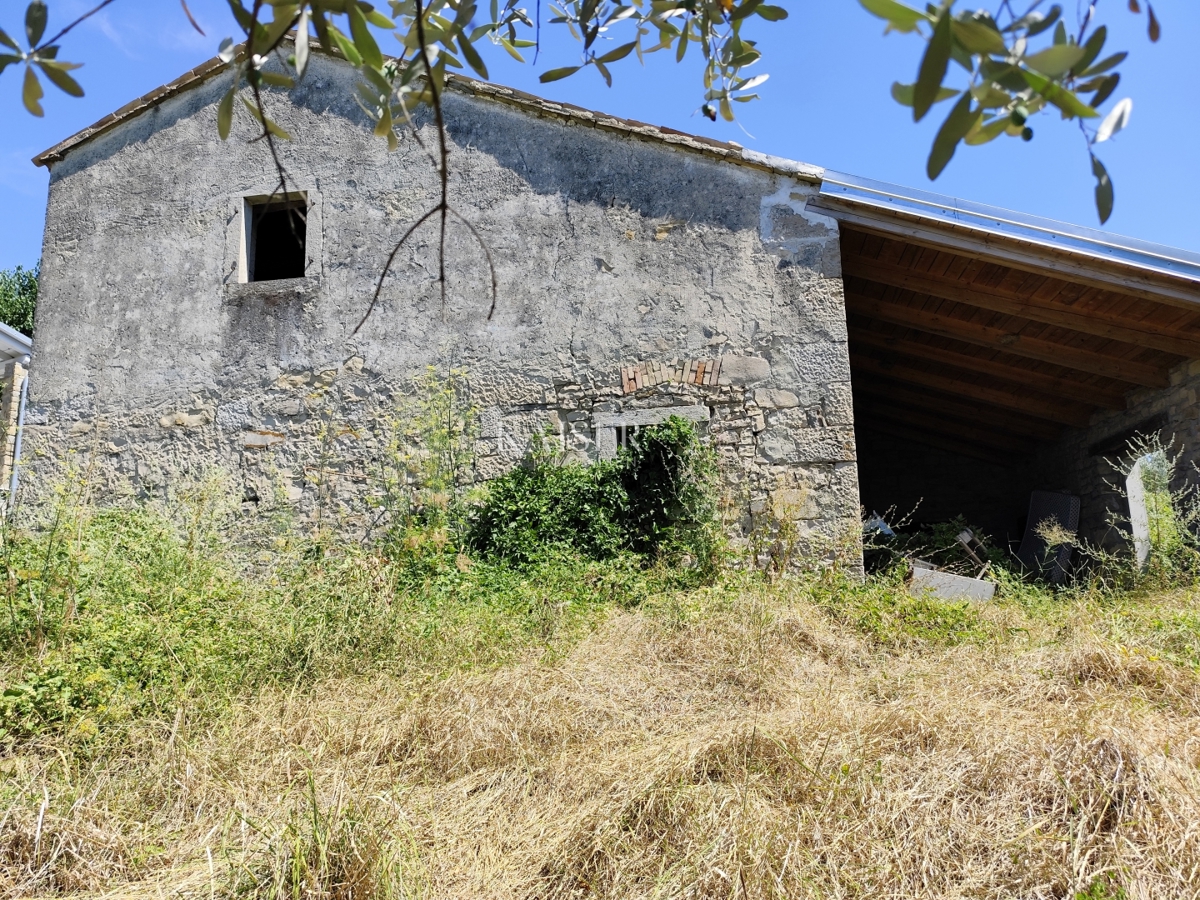 Istria, Buzet - vecchia casa con terreno edificabile