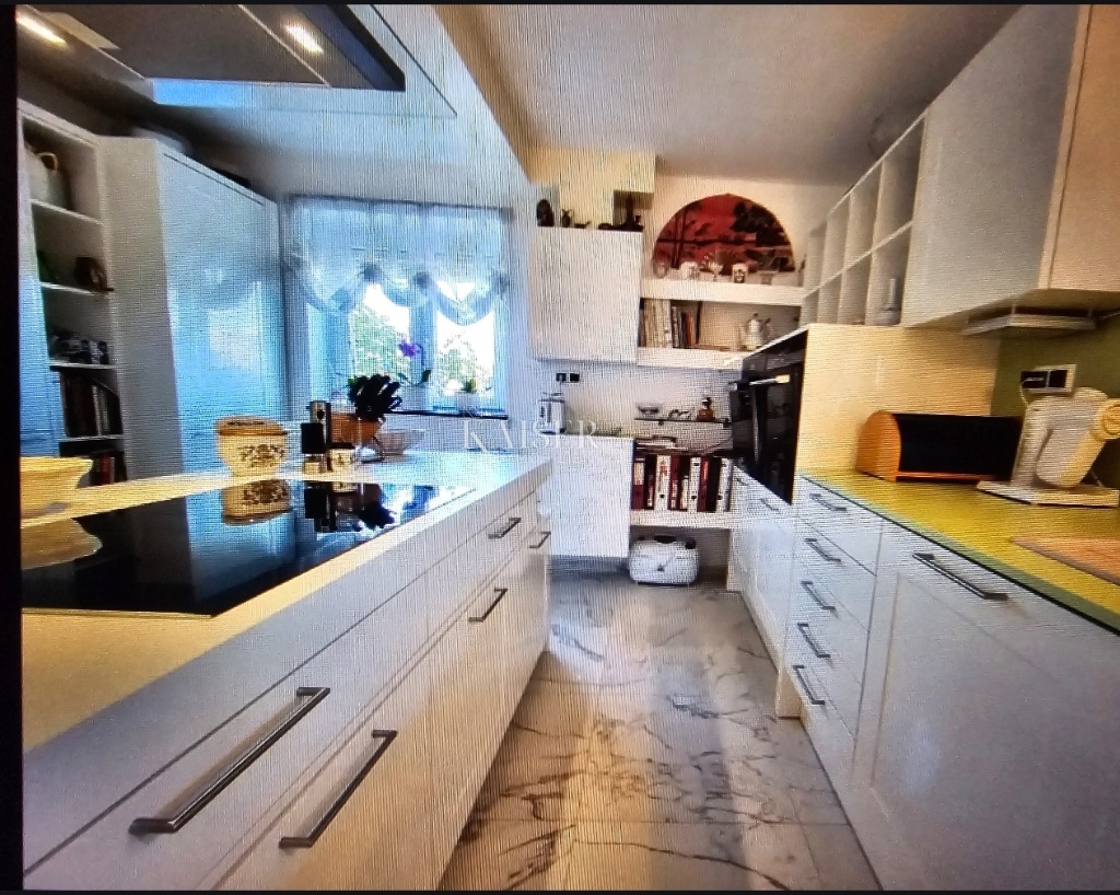 Ville Turanj, Sveti Filip I Jakov, 335m2