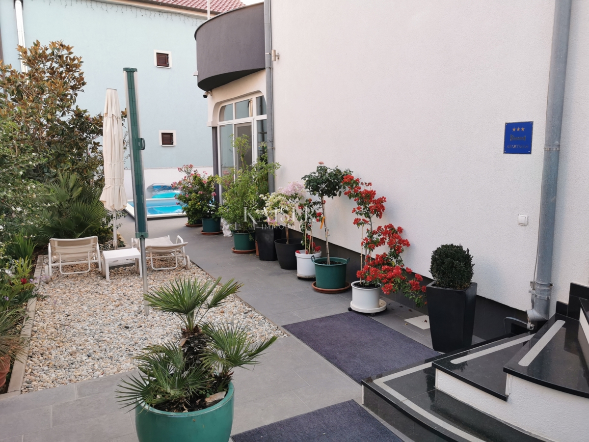 Ville Turanj, Sveti Filip I Jakov, 335m2