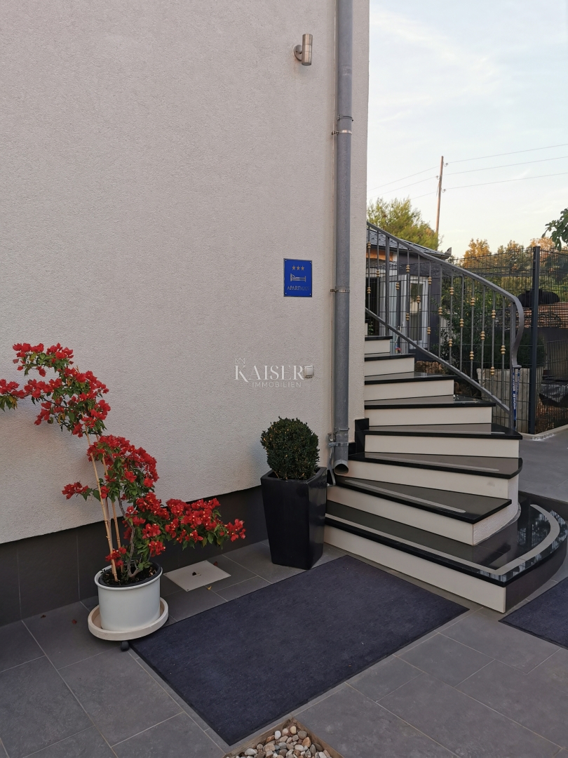 Ville Turanj, Sveti Filip I Jakov, 335m2