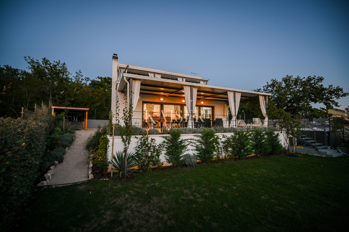 Isola di Krk, Malinska - villa moderna 190m2 con piscina e vista mare