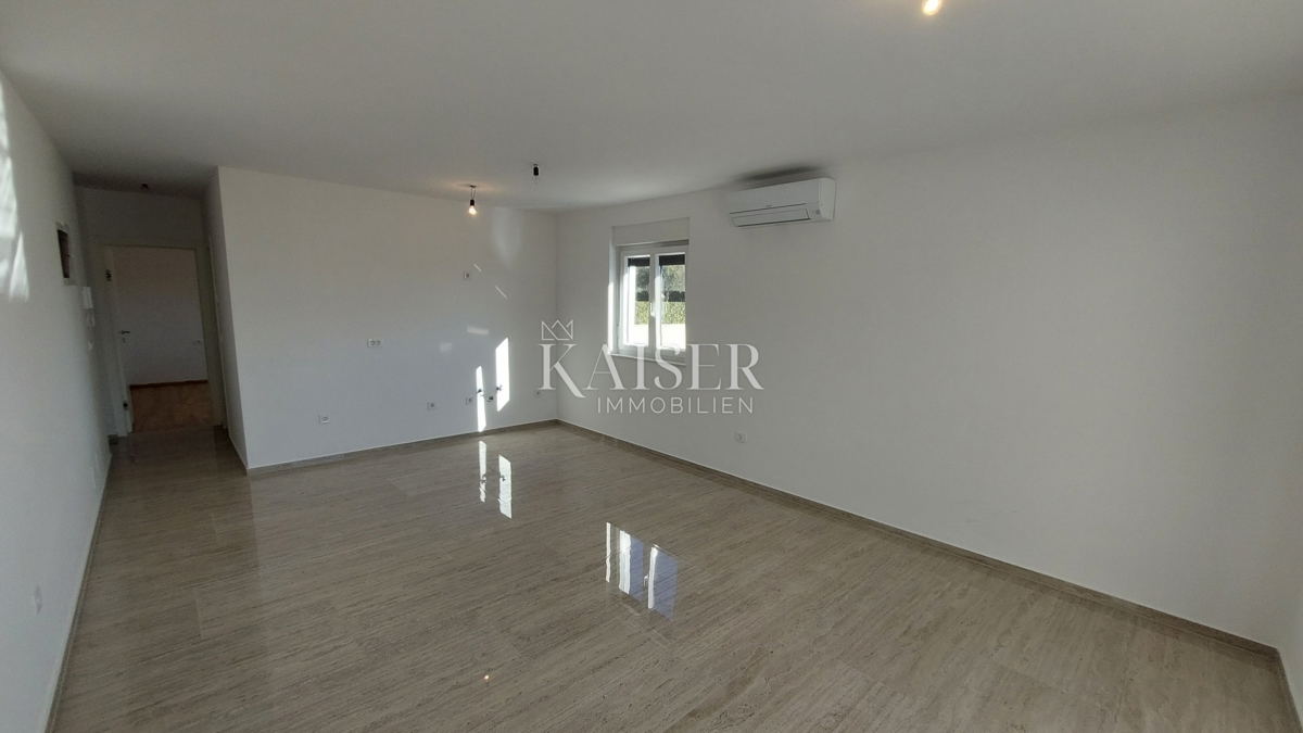 Istria, Cittanova - appartamento con due camere da letto e soggiorno, 68m2, primo piano