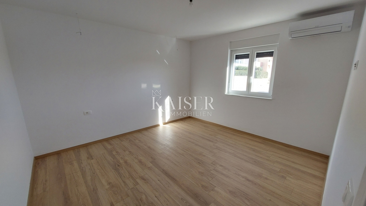 Istria, Cittanova - appartamento con due camere da letto e soggiorno, 68m2, primo piano