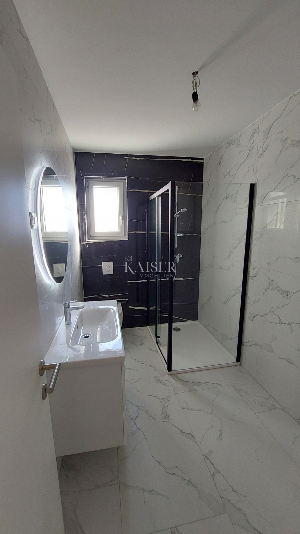 Istria, Cittanova - appartamento con due camere da letto e soggiorno, 68m2, primo piano