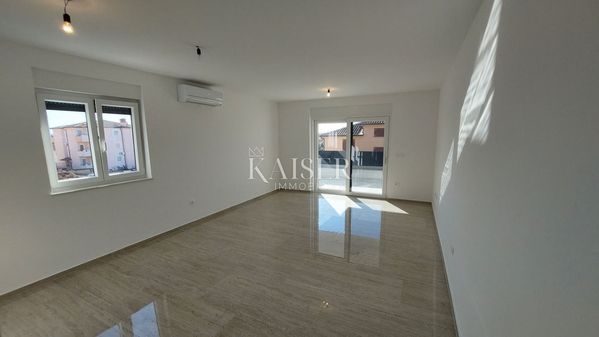 Istria, Cittanova - appartamento con due camere da letto e soggiorno, 68m2, primo piano