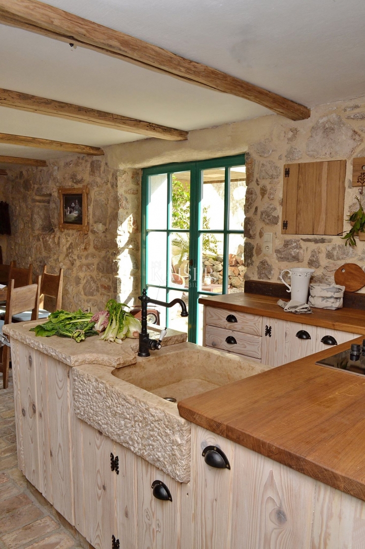 Isola di Krk, Malinska - casa in pietra 120m2 con piscina