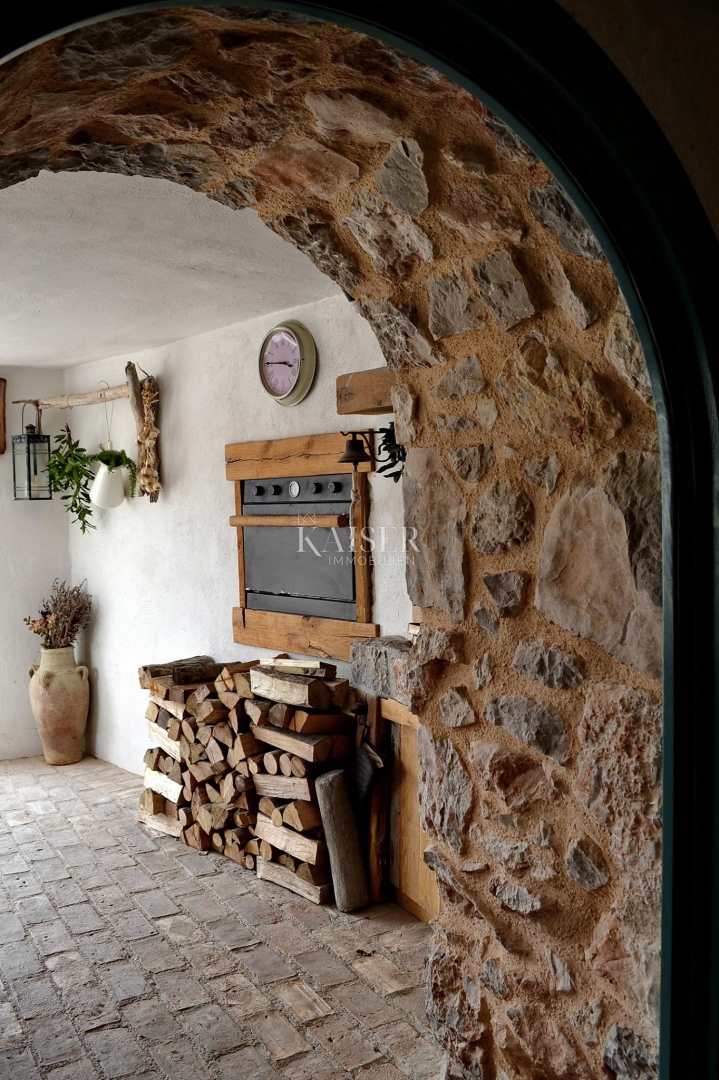 Isola di Krk, Malinska - casa in pietra 120m2 con piscina