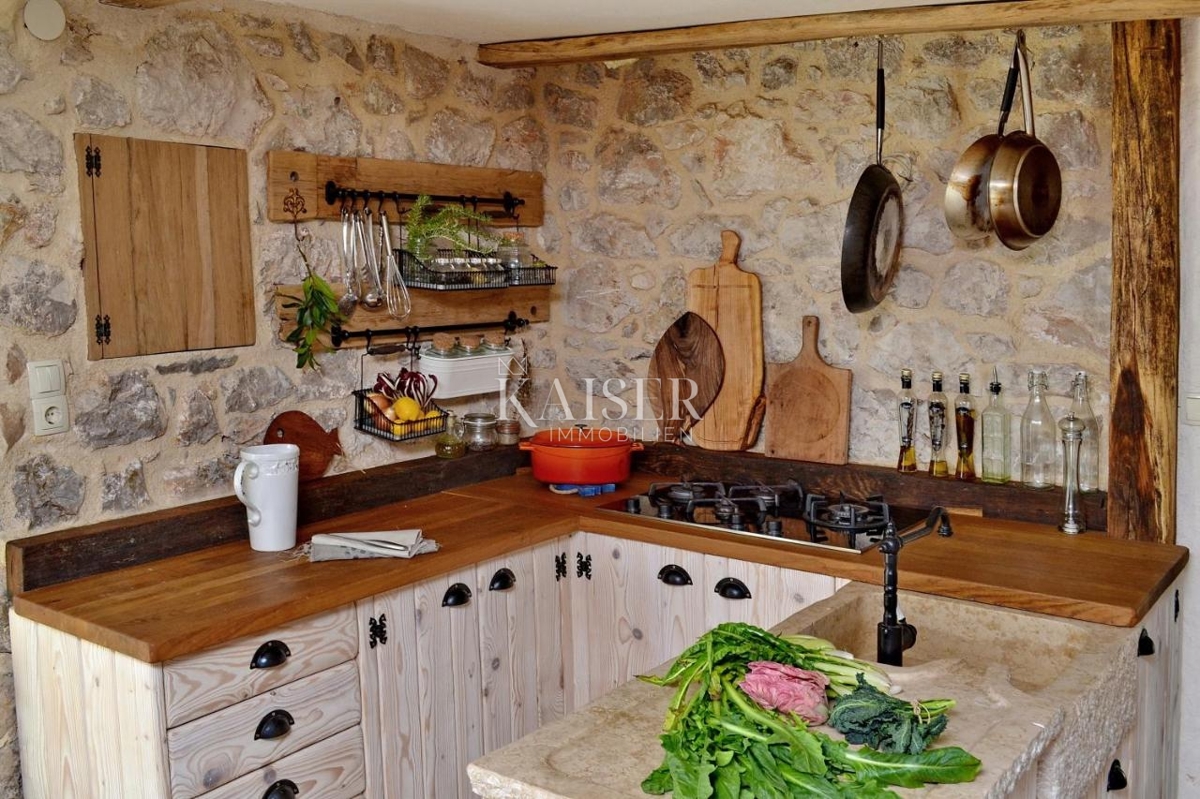 Isola di Krk, Malinska - casa in pietra 120m2 con piscina