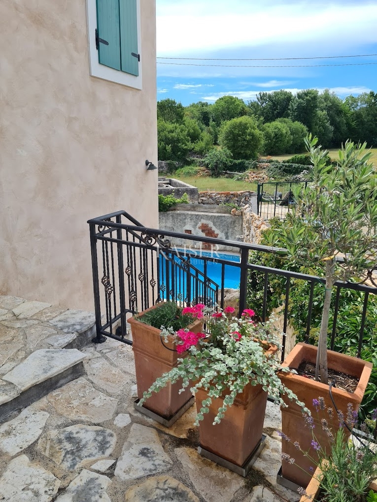 Isola di Krk, Malinska - casa in pietra 120m2 con piscina