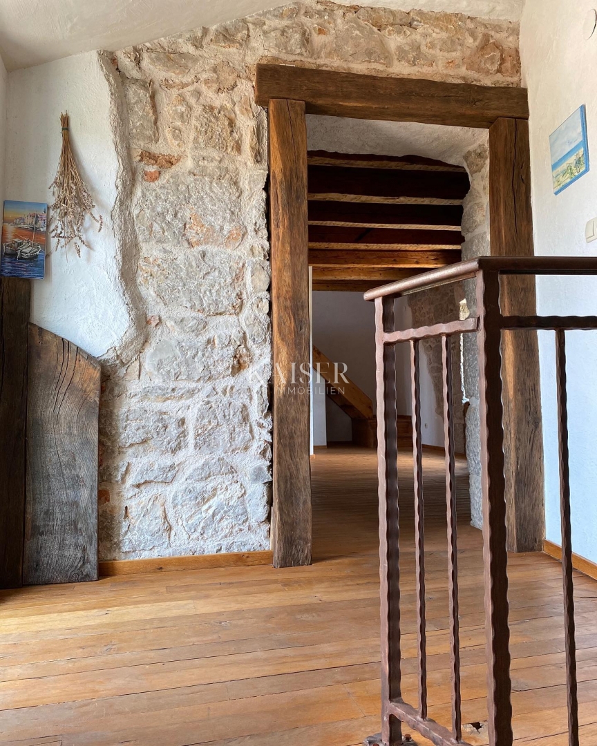 Isola di Krk, Malinska - casa in pietra 120m2 con piscina