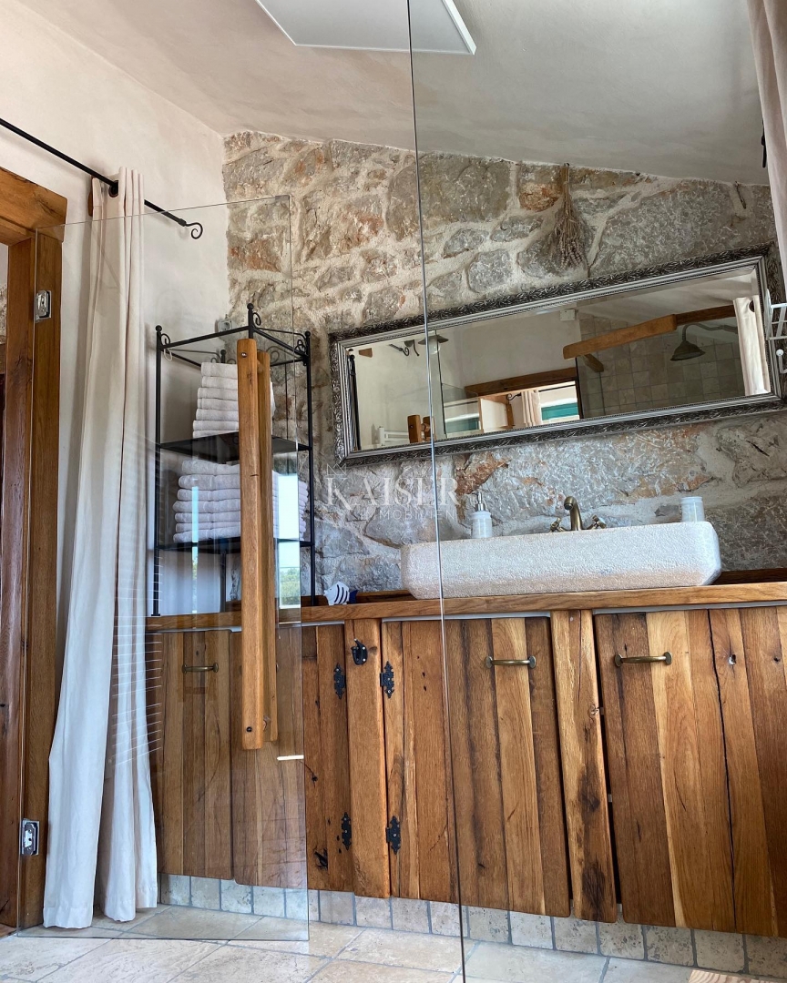 Isola di Krk, Malinska - casa in pietra 120m2 con piscina