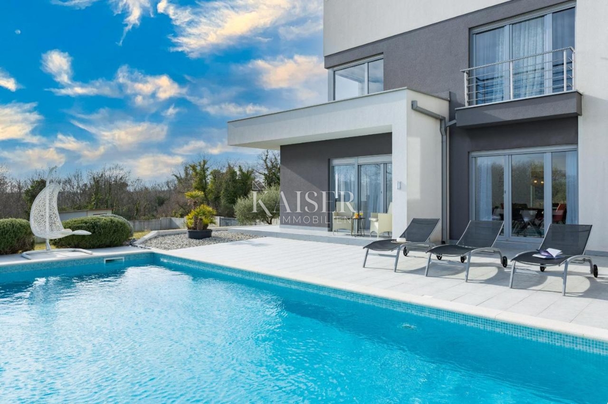 Istria, Krnica - villa con piscina su un ampio giardino,
