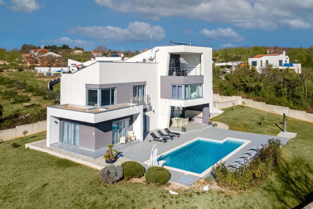 Istria, Krnica - villa con piscina su un ampio giardino,