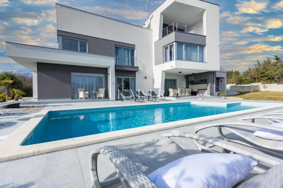 Istria, Krnica - villa con piscina su un ampio giardino,