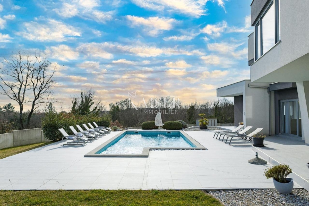Istria, Krnica - villa con piscina su un ampio giardino,