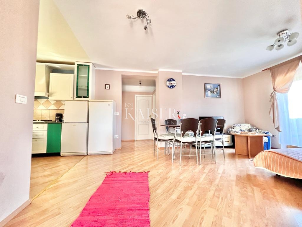 Istria, Premantura - casa con appartamenti 335m2 con vista mare