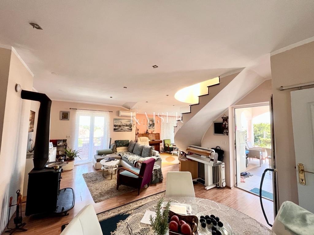 Istria, Premantura - casa con appartamenti 335m2 con vista mare