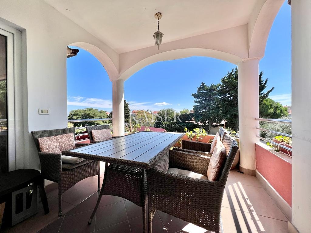 Istria, Premantura - casa con appartamenti 335m2 con vista mare