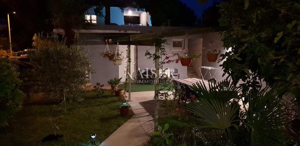 Istria, Premantura - casa con appartamenti 335m2 con vista mare