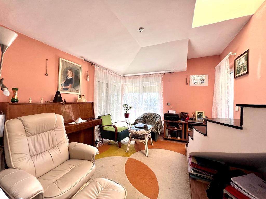 Istria, Premantura - casa con appartamenti 335m2 con vista mare