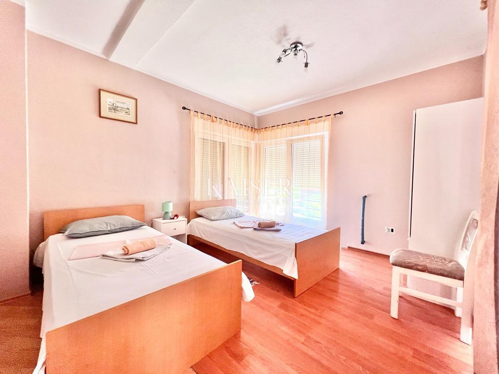 Istria, Premantura - casa con appartamenti 335m2 con vista mare