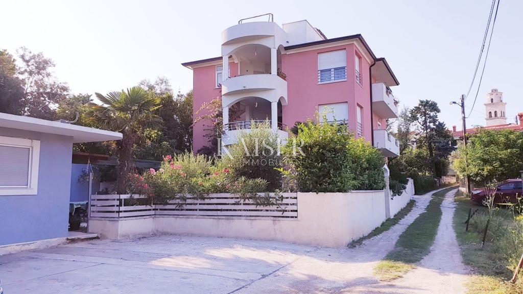 Istria, Premantura - casa con appartamenti 335m2 con vista mare
