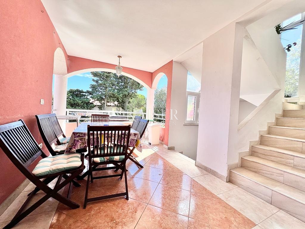 Istria, Premantura - casa con appartamenti 335m2 con vista mare