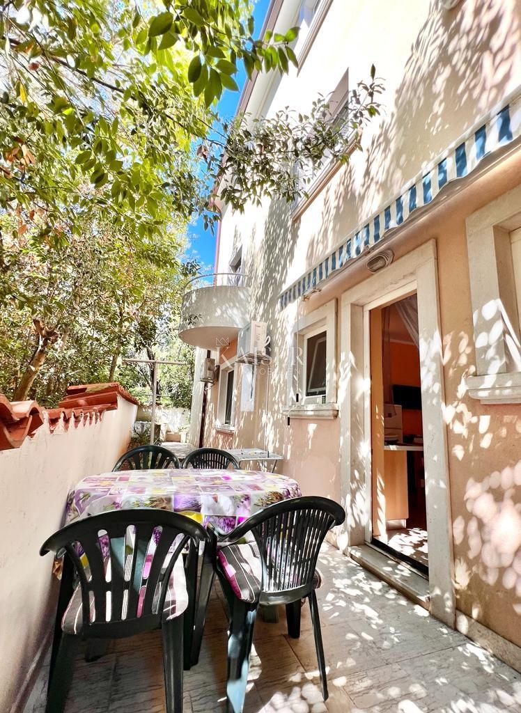 Istria, Premantura - casa con appartamenti 335m2 con vista mare