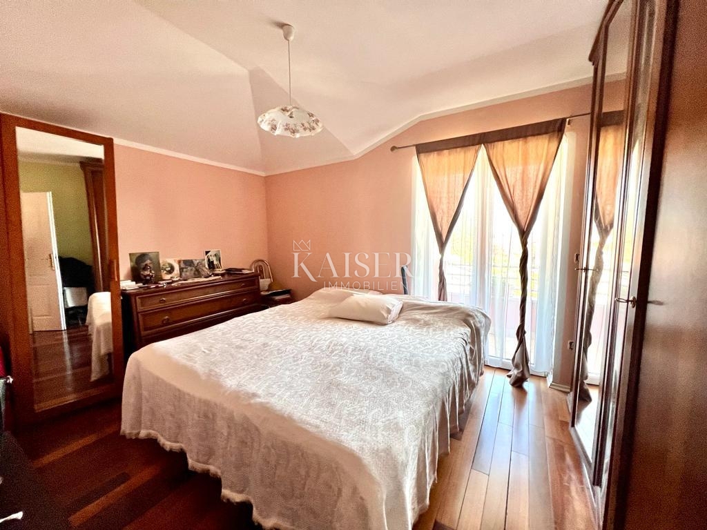 Istria, Premantura - casa con appartamenti 335m2 con vista mare