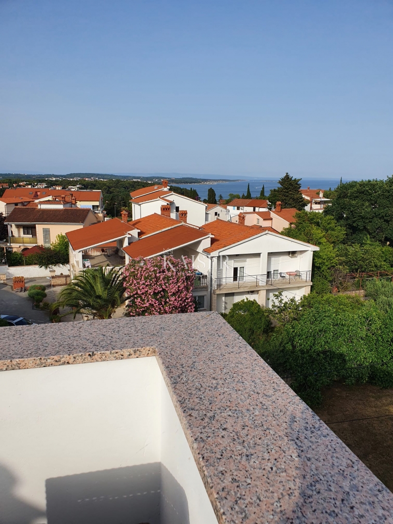 Istria, Premantura - casa con appartamenti 335m2 con vista mare