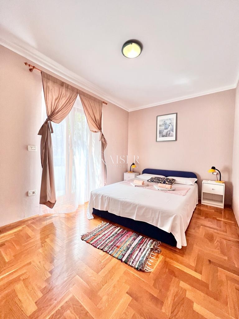 Istria, Premantura - casa con appartamenti 335m2 con vista mare