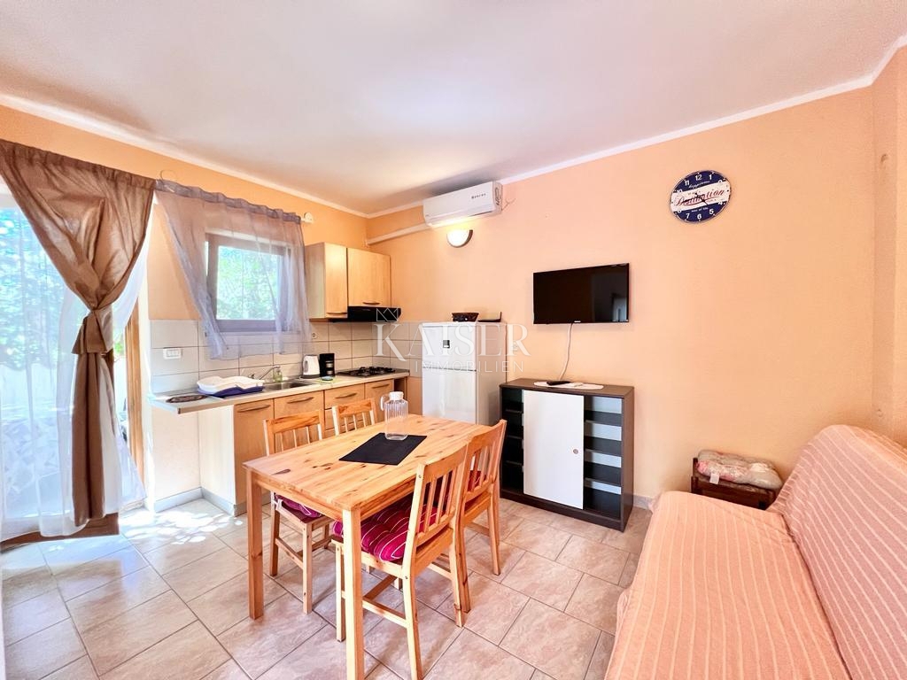 Istria, Premantura - casa con appartamenti 335m2 con vista mare