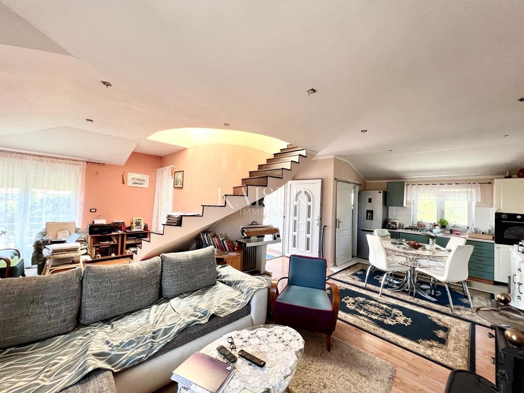 Istria, Premantura - casa con appartamenti 335m2 con vista mare