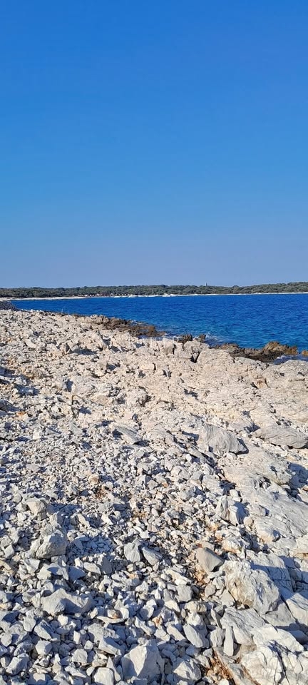 Cherso, baia Meli, terreno agricolo in riva al mare