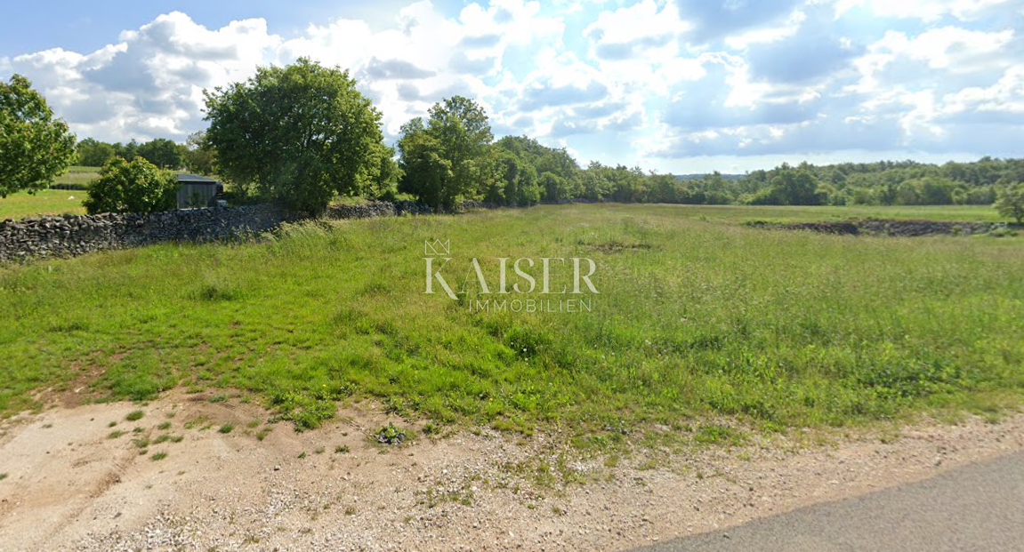 Istria, Sveti Petar u Šumi - terreno agricolo 10.000 m2 vicino alla zona di costruzione