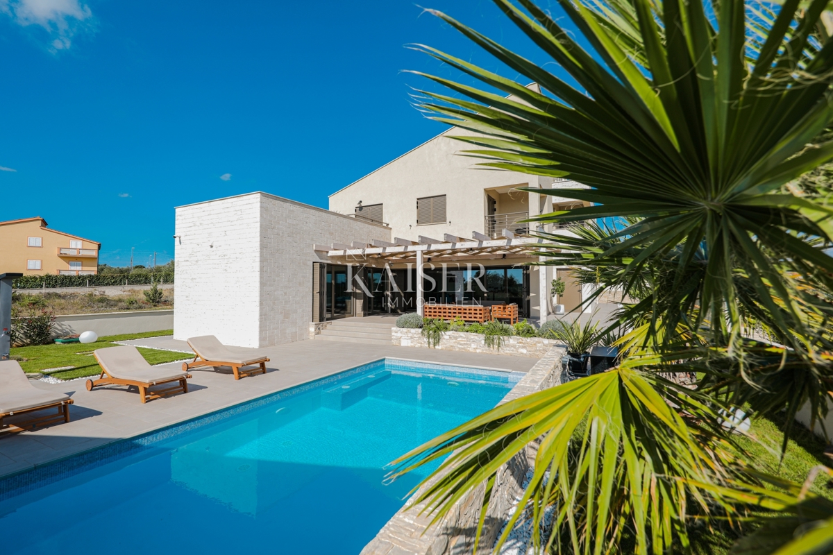 Nin, Poljica Brig - proprietà unica con due case, piscine e un nuovo progetto di villa
