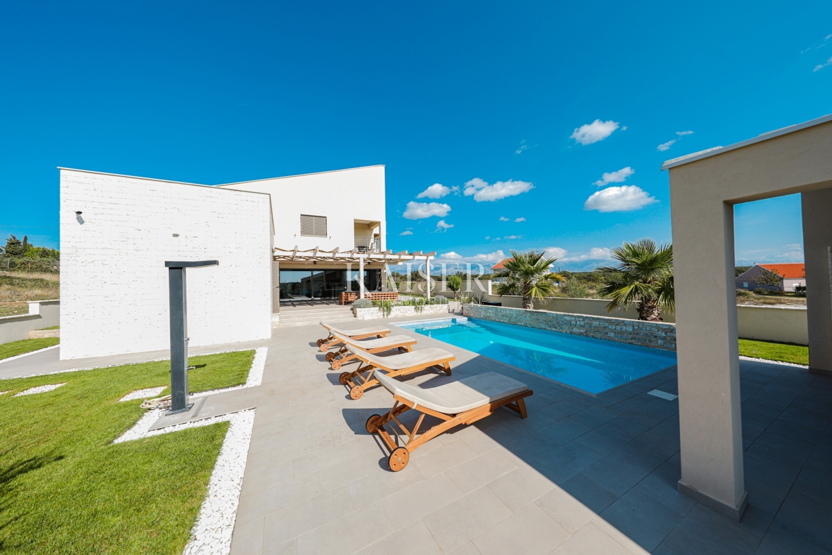 Nin, Poljica Brig - proprietà unica con due case, piscine e un nuovo progetto di villa