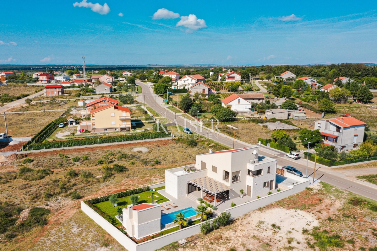 Nin, Poljica Brig - proprietà unica con due case, piscine e un nuovo progetto di villa