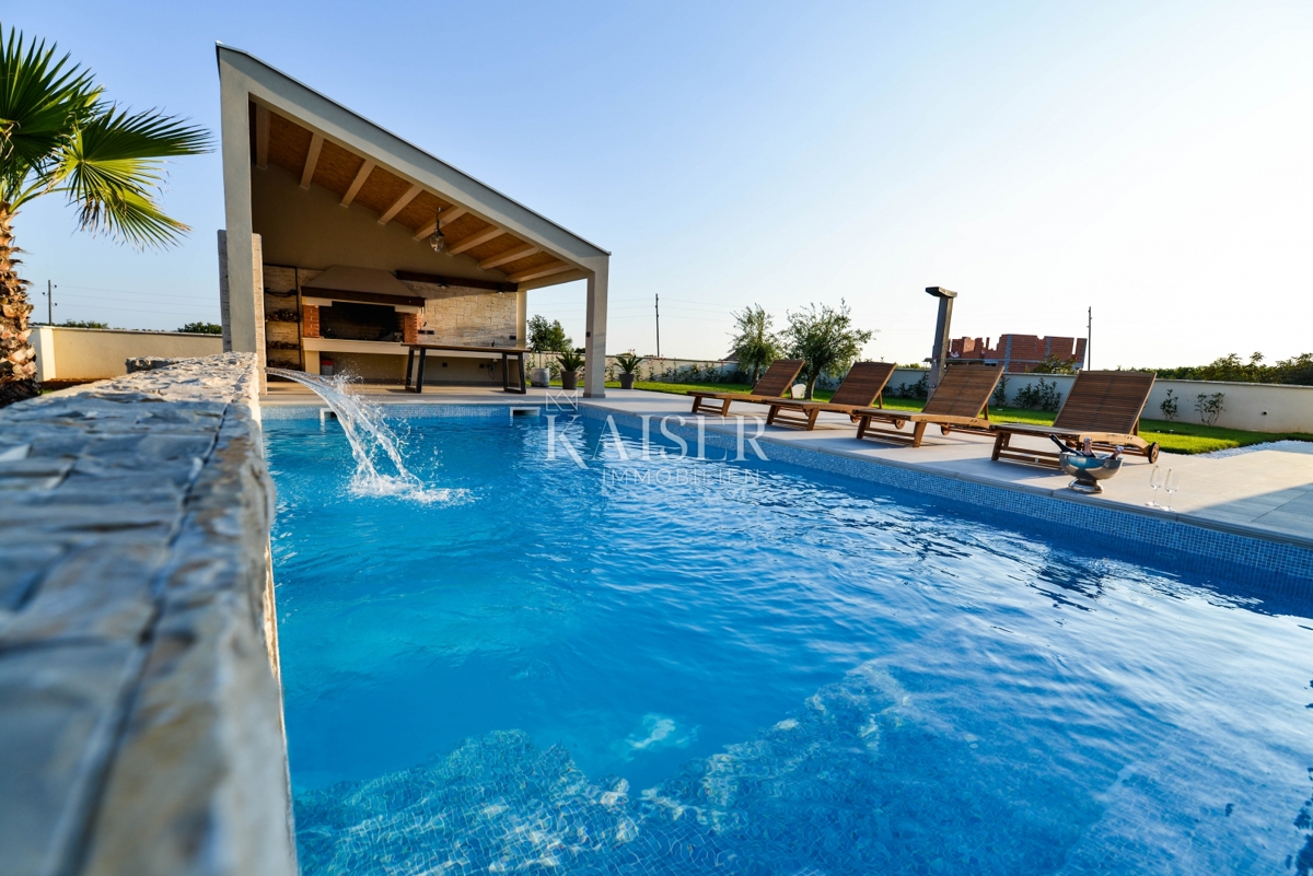 Nin, Poljica Brig - proprietà unica con due case, piscine e un nuovo progetto di villa