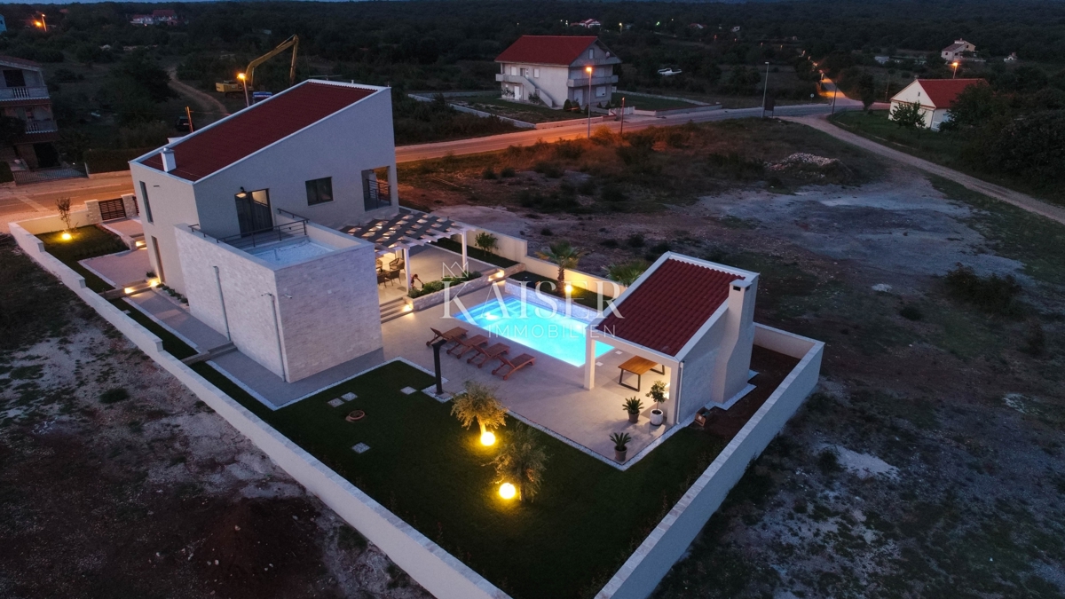 Nin, Poljica Brig - proprietà unica con due case, piscine e un nuovo progetto di villa