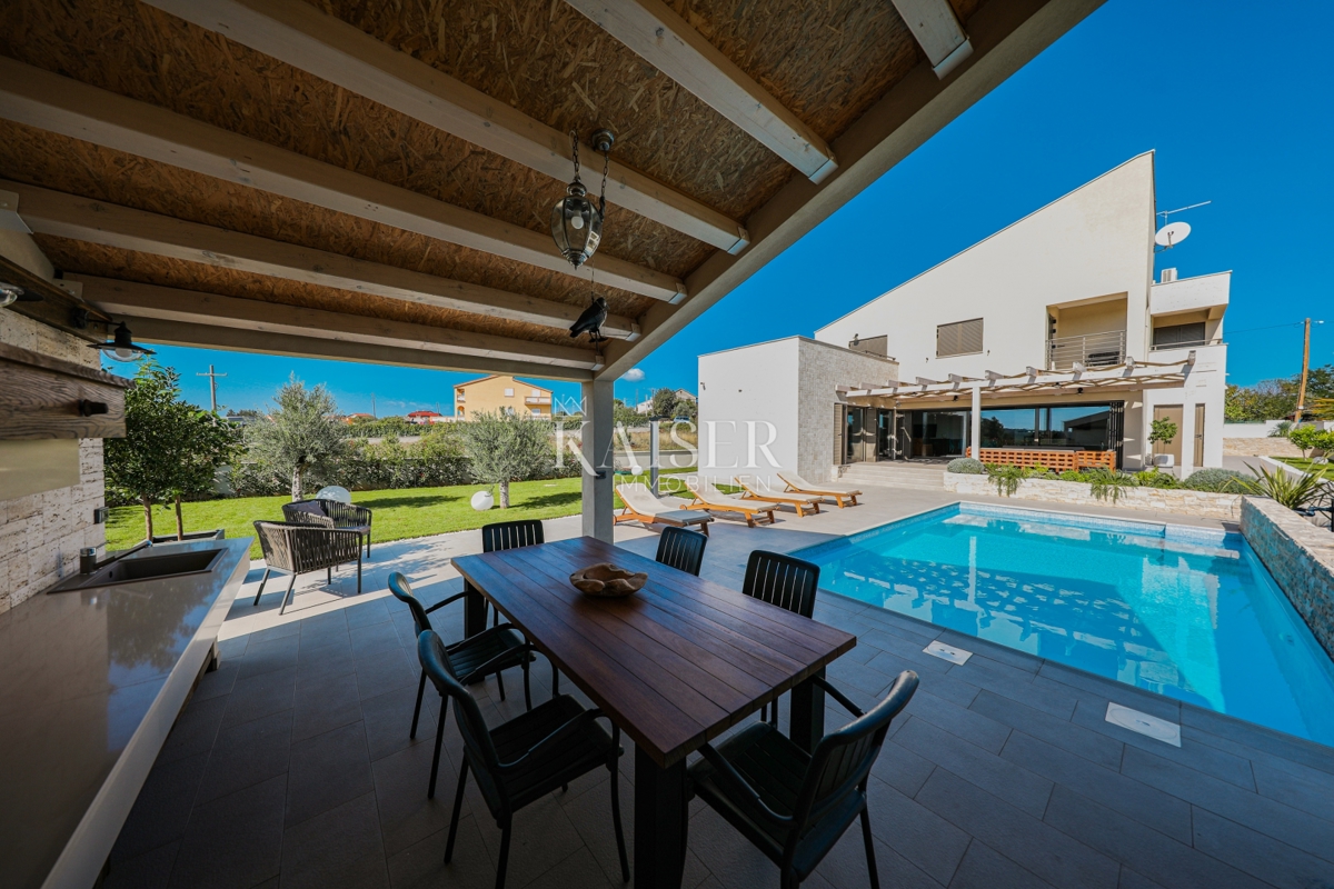 Nin, Poljica Brig - proprietà unica con due case, piscine e un nuovo progetto di villa